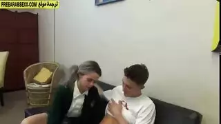 الاخ يساعد اخته الصغيرة في واجبها المدرسي مقابل ان ينيكها