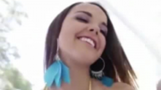 كانت ديليون هاربر في المنزل بمفردها عندما ظهر حبيبها مع لعبة جنسية لبوسها.