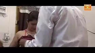 فتاة هندية مراهقة و ترزي حريمي يتحرش بلحمها الطري الناعم و تسيل شهوته