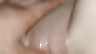 المرأة تنقطع أنفاسها عندما يبدأ في مضاجعةها