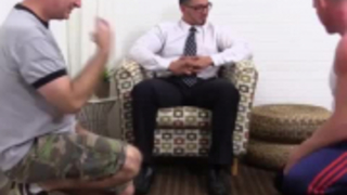 تلميذة جيدة المظهر تمتص الديك الصعب لأفضل صديق لها ، على أمل أن يأتي
