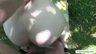 سميكة ودهون تربط على الديك في حديقة عامة