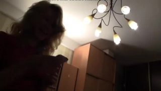 نحيلة فاتنة الشقراء ، أريكا تصنع فيديو اللعنة الخلفي مع صديقتها الغريبة ، في الحمام