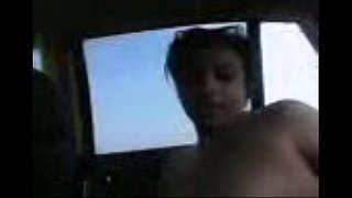 فتاة ليبية عارية في السيارة تمارس السكس مع حبيبها