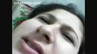 امرأة هندية ساخنة مع الثدي صغيرة فرك بوسها شعر ويصرخ من المتعة أثناء كومينغ