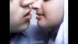 فتاة عربية محجبة في وصلة قبلات ساخنة مع حبيبها