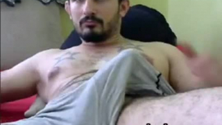 الرجل الموشوم يريد فقط أن يمارس الجنس مع صديقته السحاقية غريب في مؤخرتها الضيقة ، بينما في سيارة