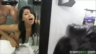 مراهقة لاتينية قذرة الفم سيرينا توريس تمتص ديك في الحمام