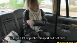 سجلت سيارة أجرة قرنية العديد من الفتيات البريطانيات في حالة سكر يشاهدنهم يمارسون الجنس و pussyfucked في المقعد الخلفي