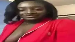 امرأة شقراء عارية مع الثدي الصغيرة، ماليا مونرو هي ممارسة الجنس عارضة مع رجل أسود