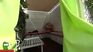 فيديو سكس هواة وممارسة الجنس في كابينة على الشاطيء