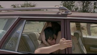 شاب يمارس الجنس مع أمه في السيارة