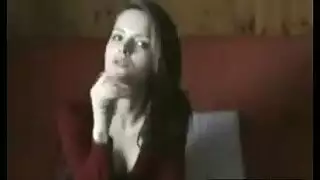 امرأة سمراء مثيرة لديها ابتسامة لطيفة على وجهها بينما تستعد لممارسة الجنس غير الرسمي