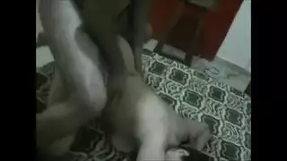 نيك جزائرية في طيزها بعد ما تمص بوضعية الكلب وسط صراخها!