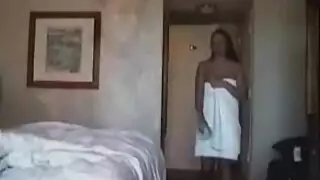 امرأة سمراء في سن المراهقة مارس الجنس في الحمام.