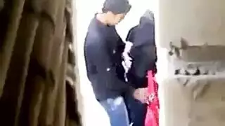 طالب مغربي ينيك زميلته المحجبة في الشارع
