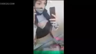 عراقي يشرمط حبيبته المحجبةو يمصصها إصبعه و يصورها وأصحابه يسربوا الفيديو