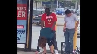 زنجي امريكي ينيك شرموطة في محطة الباص