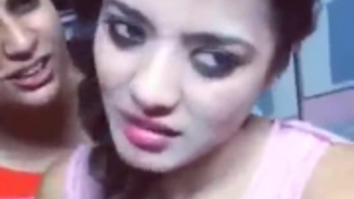 امرأة سمراء مذهلة تهيمن على رجل جازت على وجهه.