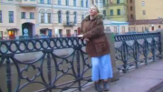 يرتدي ناضجة الروسية تنورة صغيرة ووضع لعبة الجنس فوق شقها.