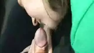 الكتكوت التايلاندي يأكل بشغف الديك الأسود الكبير عندما يبدأ غريب أقرن باللعب والإصبع بوسها