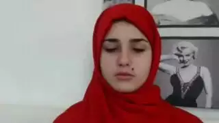 فتاة عربية تعرض صدرها