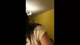 تجري الفتيات الروسيات أول تسجيل مباشر لهن ، أمام كاميرا الويب ، أثناء ممارسة الجنس مع الثلاثي