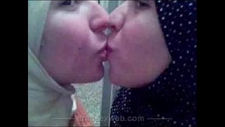 قبلات سحاقية على الشفايف بين فتيات العرب المحجبات