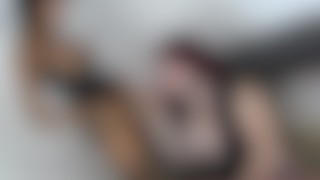بنت جميلة مع سمراء بزبر بلاستيك