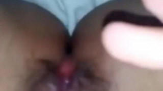 ينتشر دومينيكا فوكس ساقيها مفتوحة على مصراعيها أمام الكاميرا واحصل عليها من الخلف.