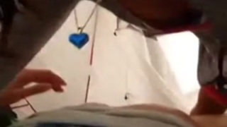 الشباب الآسيوية نائب الرئيس في فم الفتاة البيضاء