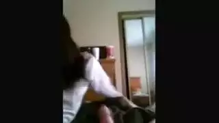 فتاة حلوة ركوب صديقها على الأريكة، في حين أن زميلها في الغرفة يجعل الفيديو