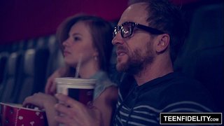 وقال البيت ثم يذهب إلى السينما لمحاولة ممارسة الجنس الشرجي