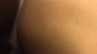 كان الرجل الأسود يعمل في متجر محلي وتقديم وظيفة جيدة ومرضية لكل من طلب صالح