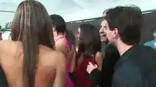 الفتيات البرية مارس الجنس وقطرات خلال حفلة خاصة