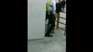 موظف الأمن ينيك شرموطة على السلم
