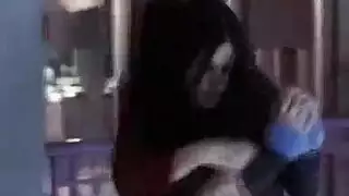 امرأة سمراء مختطفة تذهب مضغ الكرات بعد أن تم ربطها بوزن خشبي
