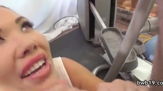 سيدة Bigtitted تصرخ من المتعة بينما الرجال يقرعون بوسها الرطب
