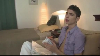 يجد الرجل الأسود نفسه بمفرده في المنزل ويبدأ في لعق الحمار أفضل صديق له وجمل