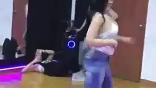 الفتاة الآسيوية مع الثدي الصغيرة تمارس الجنس غير الرسمي مع شريك صديقها ، خلال استراحة.