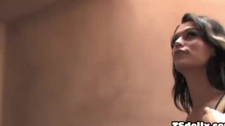 فتاة صغيرة titted تمتص ديك الصخور الصلبة والحصول على مارس الجنس جانبية ، من الخلف