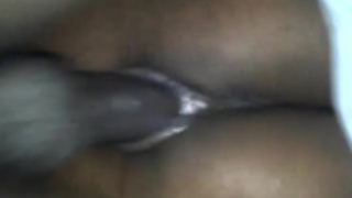 يخبط الصبي القذرة عن الصعب في نفس الوقت، على طاولة التدليك.