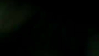الكلبة المنحرفة مع الثدي الكبيرة هي ركوب الديك الكبير، بينما تحصل على واحد آخر، مثل مجنون