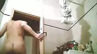 الزوجان يمارسان الجنس في غرفة الحمام