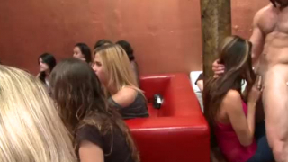 cfnm cfnm الطرف وقحة مص ديك والحصول على pussylicked