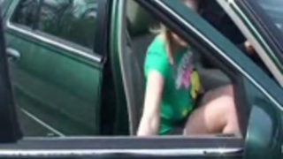 رجل قرنية هو سخيف التقاط فتاة وامرأة أخرى، في حين لا أحد يراقب