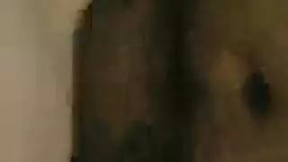 امرأة سمراء النزول وقذرة مع الإباحية الأفرو الأمريكية هوتي الاسترالي كالي عندما تظهر شقها.