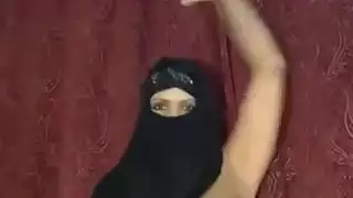 ربة منزل عربية تضايق جسدها