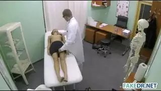يقوم الطبيب بفحص ثدي هذه المرأة المثيرة