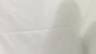 أخذت فاتنة الشوكولاتة المثيرة زوجها إلى غرفة النوم لتظهر له مهاراتها الجديدة